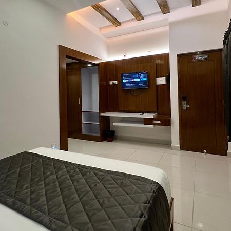 Le Hotel Host Tiruchirappalli Екстериор снимка