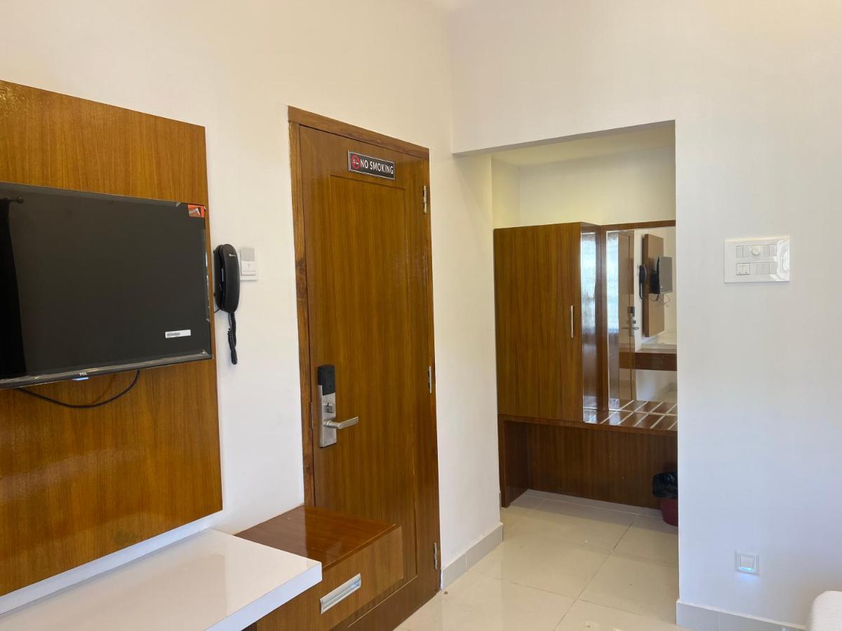 Le Hotel Host Tiruchirappalli Екстериор снимка