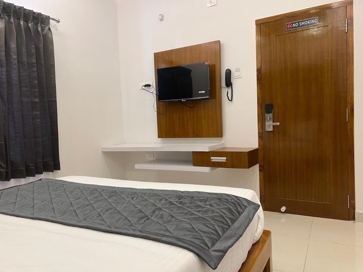 Le Hotel Host Tiruchirappalli Екстериор снимка